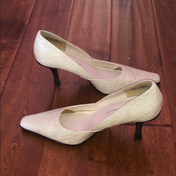 Textured cream Hillard & Hansen heels - Picture 2 of 3
